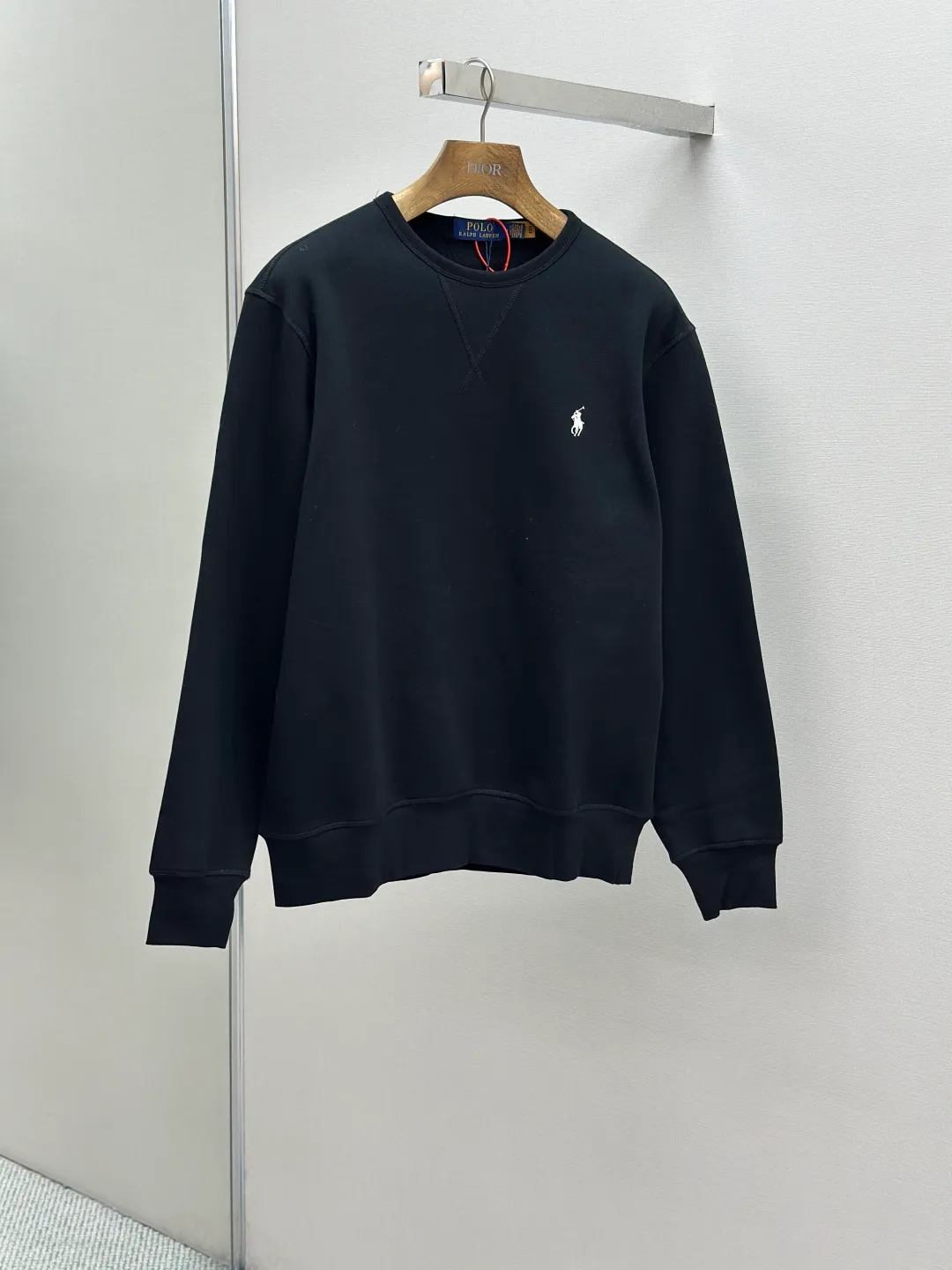 P290 [Same-origin fabric, exclusive new style, first choice for old money] Ralph Laure Ralph Lauren embroidered long-sleeved sweatshirt is made of cotton blended fabric, which is soft and tough to the touch. It has been finely spun and pre-shrunk, making it comfortable to the touch and not easy to deform. You don’t have to worry about shrinkage or pilling for daily wear and washing, and the texture is stable and online! The pony embroidery on the chest, despite the small size, has fine stitches and every stitch is perfectly stitched. The embroidery thread is pure in color and high in fastness. It is simple and high-end, highlighting the brand's iconic exquisite craftsmanship! The neckline is a classic round neck design, with an exquisite small V-shaped splicing design at the bottom. The workmanship is particularly neat, and the stitching in the circle is straight and even, without any distortion. It will not become loose and deformed after being worn for a long time. It fits the neck without being tight, and it is full of comfort! Scan the QR code on the label to enter the official website directly! It’s like adding an “identity pass” to clothes, and the quality is directly visualized ‼ ️ Size: S-XL